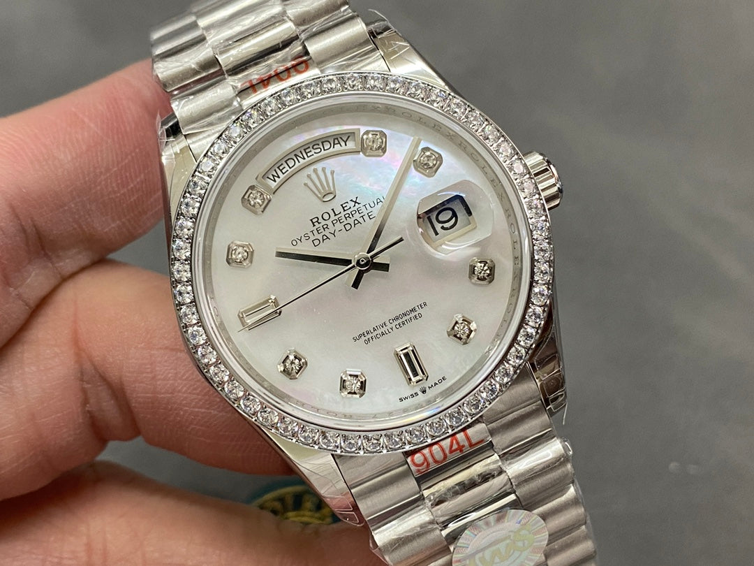 Rolex Day-Date com mostrador Madre Perla (MOP) e diamantes