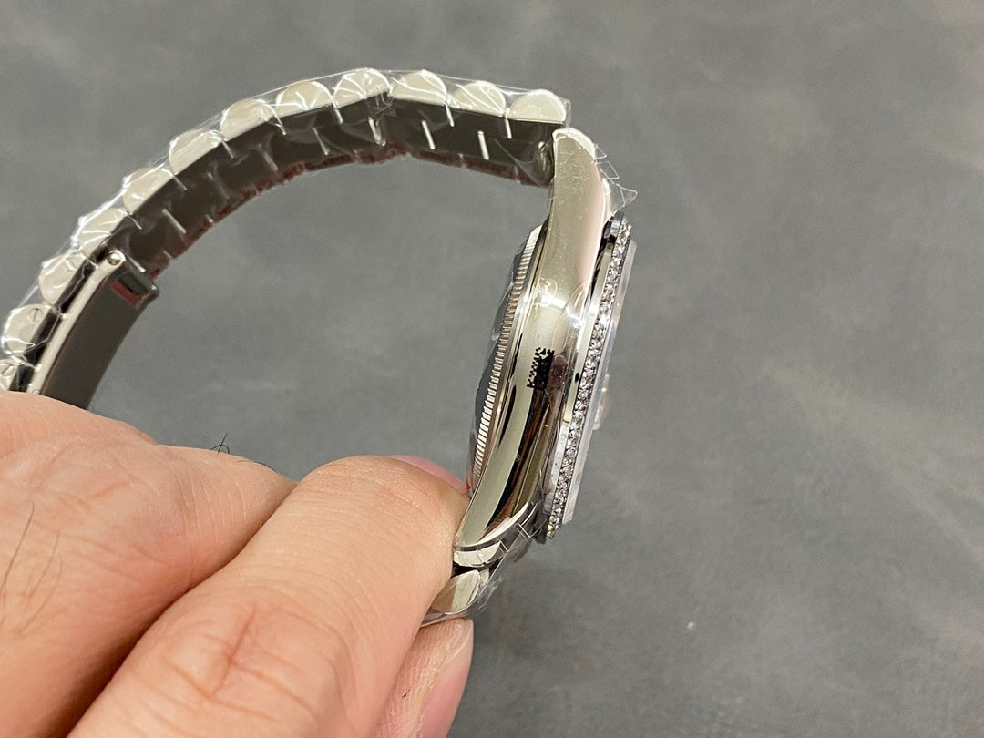 Rolex Day-Date com mostrador Madre Perla (MOP) e diamantes — Rolex