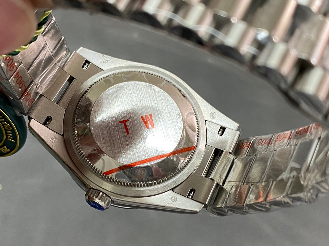 Rolex Day-Date com mostrador Madre Perla (MOP) e diamantes — Rolex