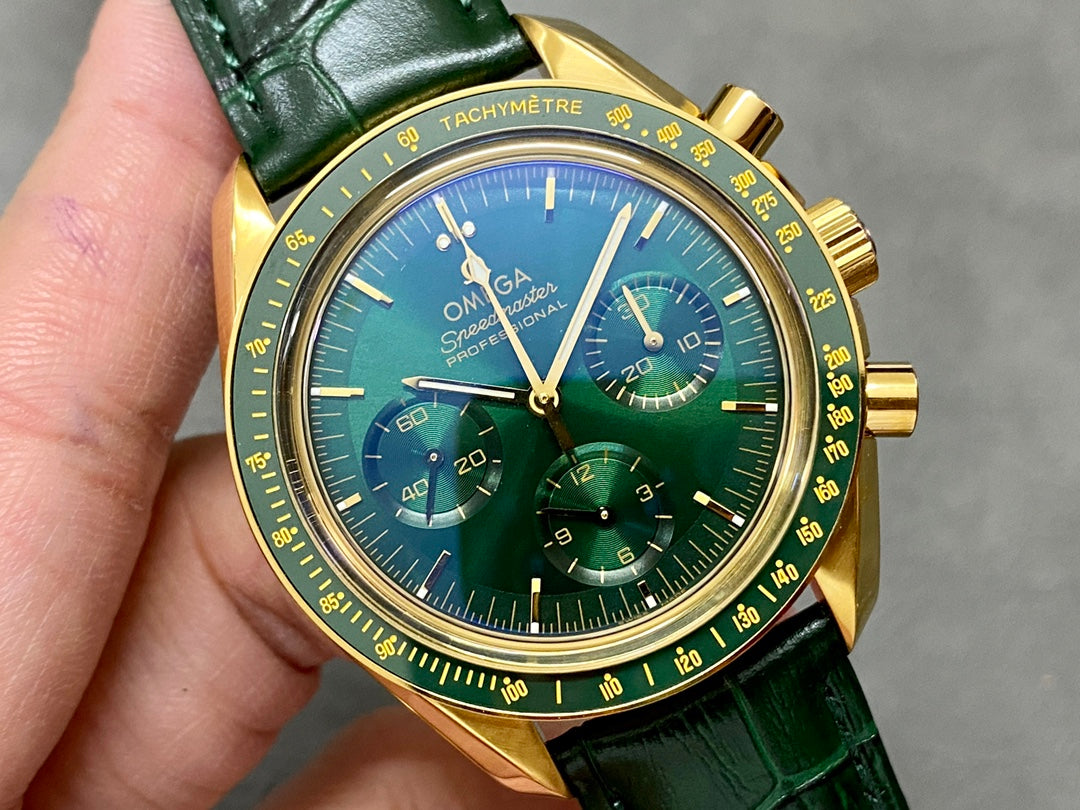 Omega Speedmaster Professional Moonwatch 18K Gold Green Dial (Edição Especial) — Omega
