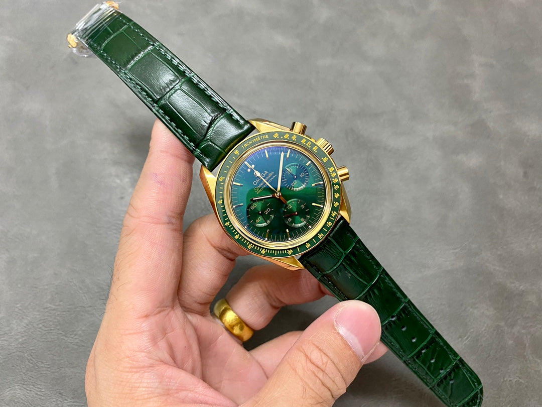 Omega Speedmaster Professional Moonwatch 18K Gold Green Dial (Edição Especial) — Omega