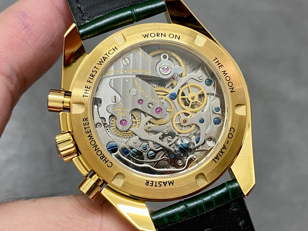 Omega Speedmaster Professional Moonwatch 18K Gold Green Dial (Edição Especial) — Omega