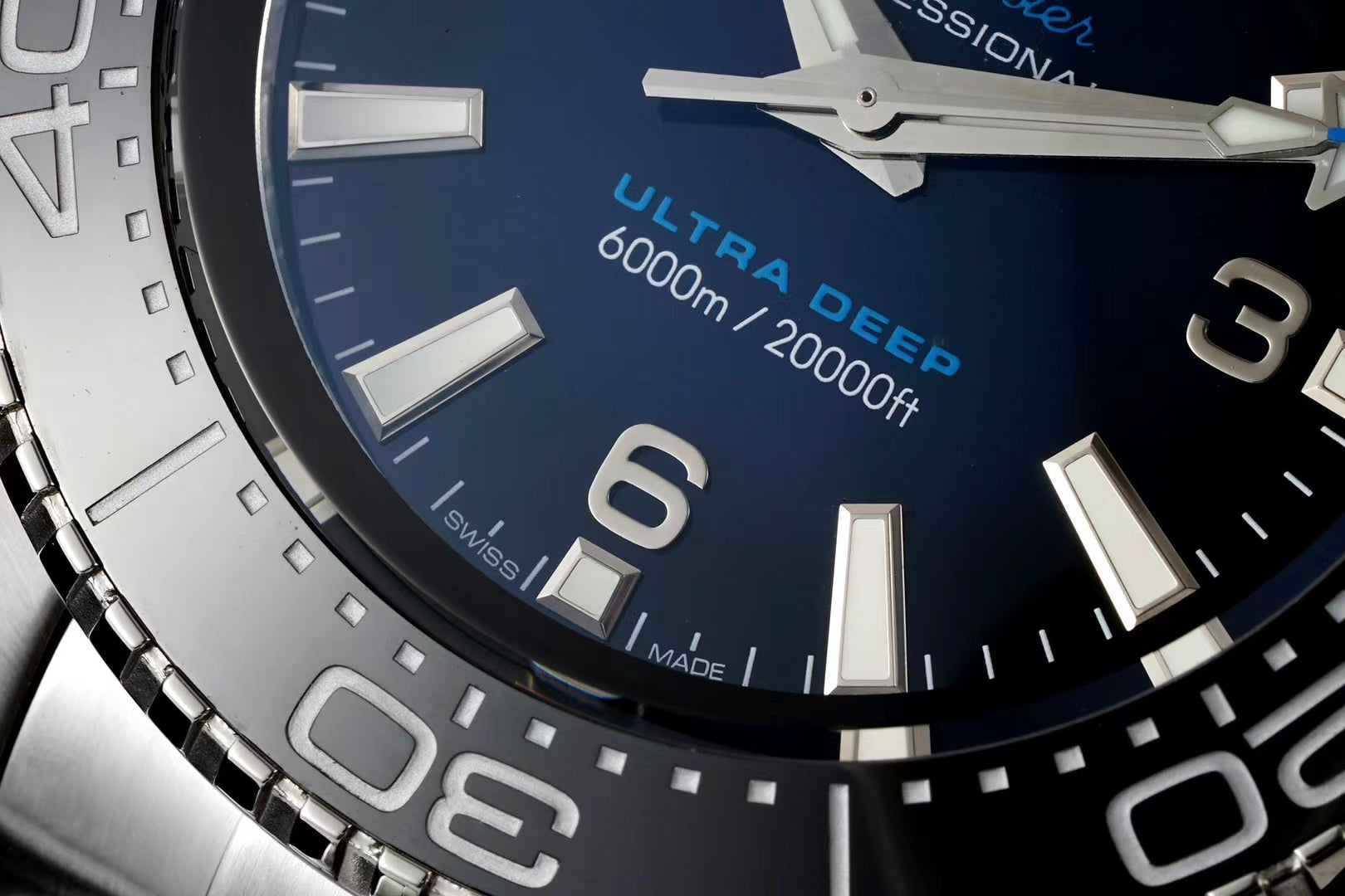 Omega Seamaster Planet Ocean Ultra Deep (Versão mostrador azul degradé) — Omega
